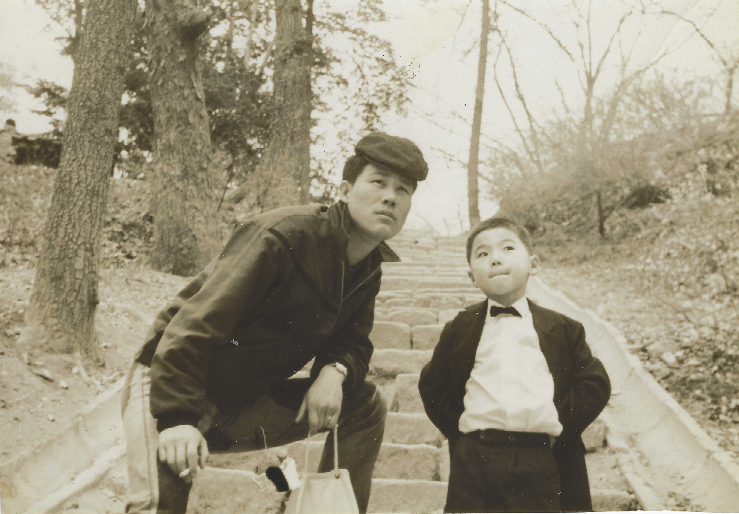 극작가 전진호와 꼬마시인 김명환. 1966년 소설가 조세희가 찍었다.